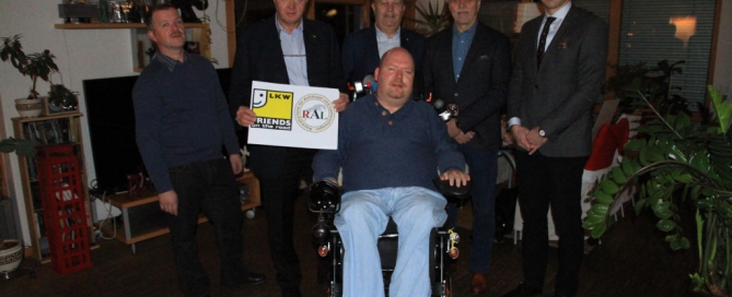 Personen am Foto (v.r.n.l.): Hr. Ing. Mag. Michael Rappold - Hr. Ing. Andreas Rappold – KommR. Niki Glisic – Franz Danninger – Michael Hofstädter
Vorne Martin Hofstädter im Rollstuhl